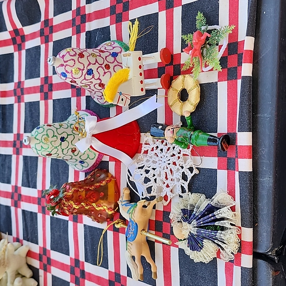 11 - pieces of CHRISTMAS 🎄 ORNAMENTS assortment.